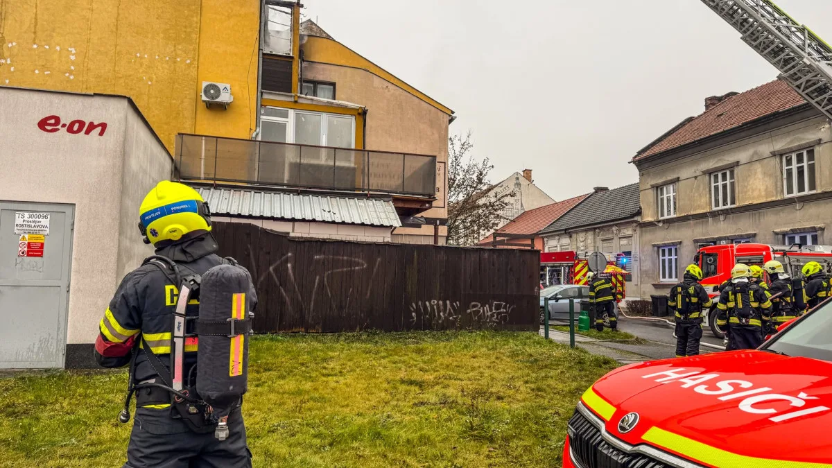 V Prostějově hořel dům, jedna osoba se zranila. Hasiči zasahovali v dýchací technice