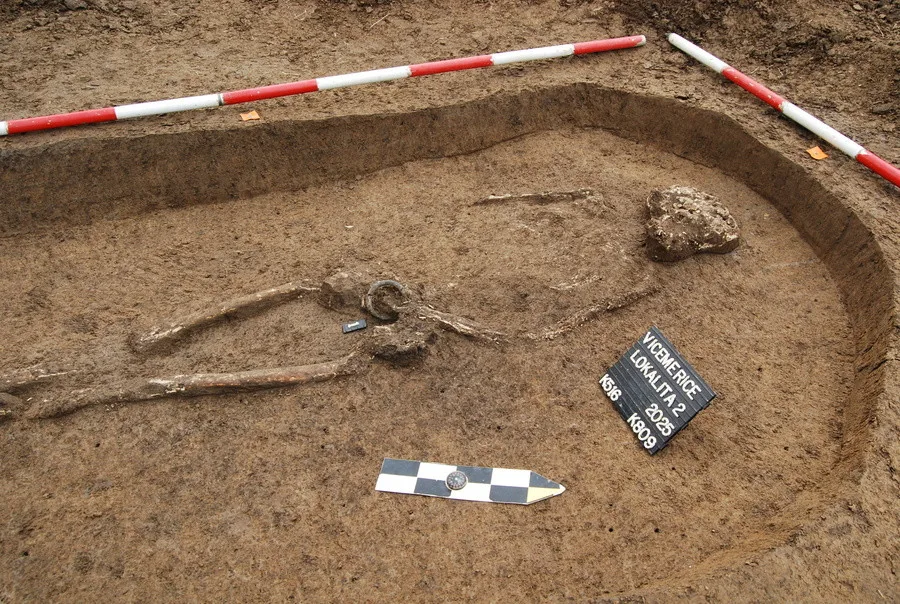 Modernizace trati přivedla archeology do Víceměřic. Objevili pohřebiště i pravěkou keramiku