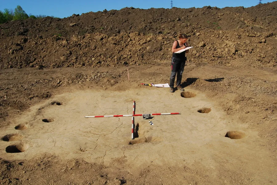 Modernizace trati přivedla archeology do Víceměřic. Objevili pohřebiště i pravěkou keramiku