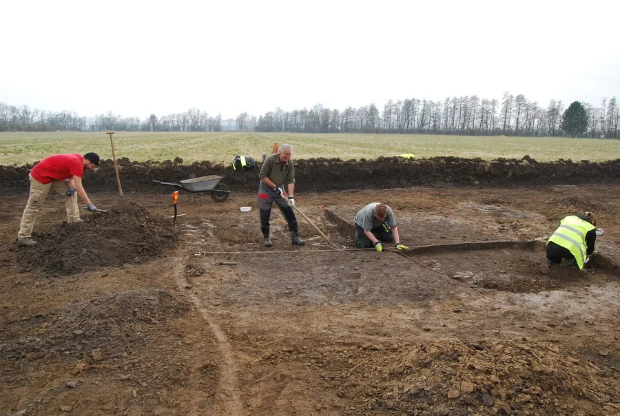Modernizace trati přivedla archeology do Víceměřic. Objevili pohřebiště i pravěkou keramiku