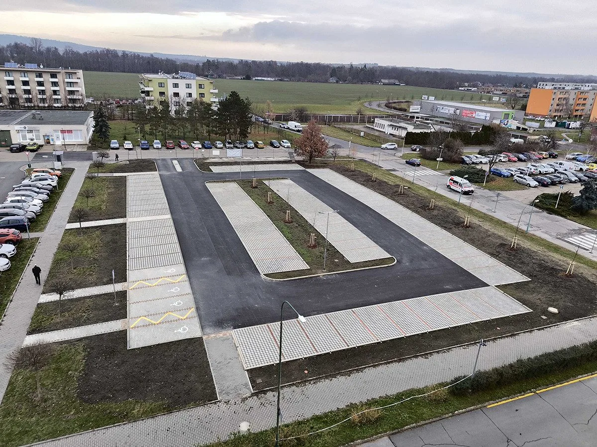 Nemocnice v Prostějově má nové kapacitní parkoviště, týdny se čekalo na kolaudaci