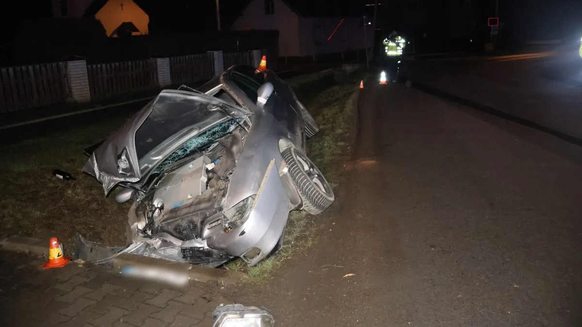 V Nové Hradečné u mateřské školy auto vyletělo ze silnice. Řidič měl dvě promile