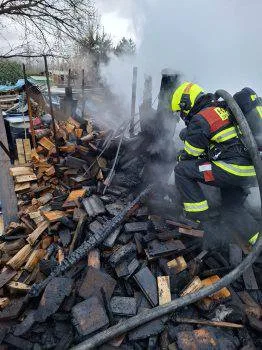 Při požáru dvou chat v Přerově explodovala plynová lahev, zásah komplikoval vítr