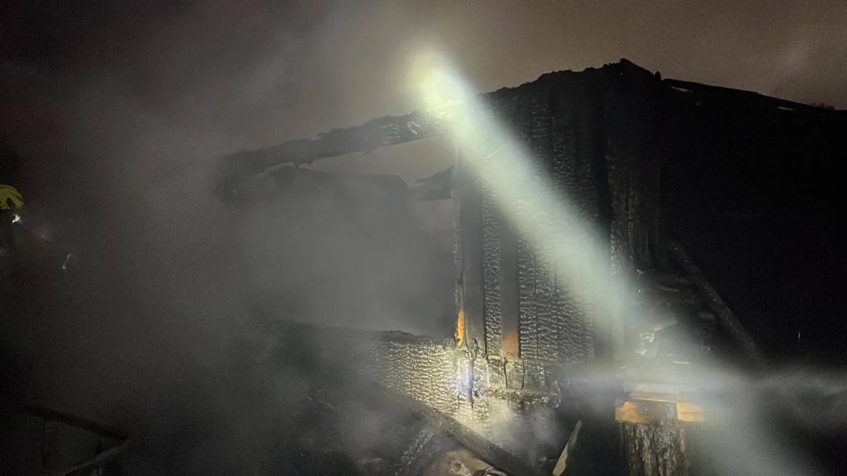 Při požáru dvou chat v Přerově explodovala plynová lahev, zásah komplikoval vítr