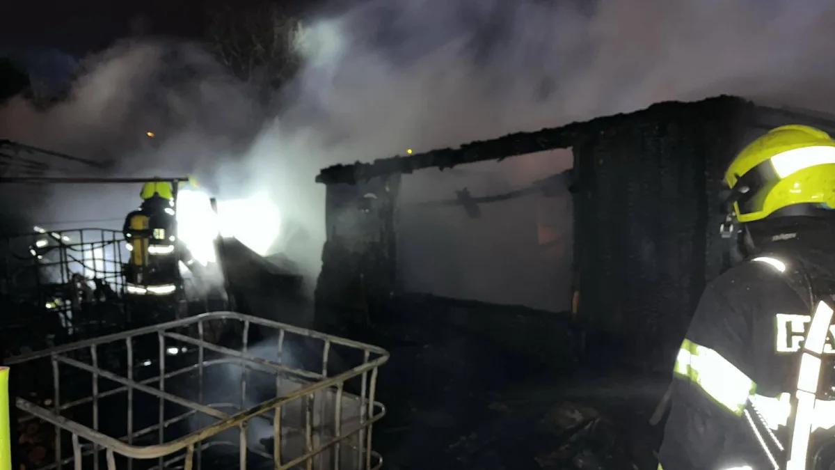 Při požáru dvou chat v Přerově explodovala plynová lahev, zásah komplikoval vítr