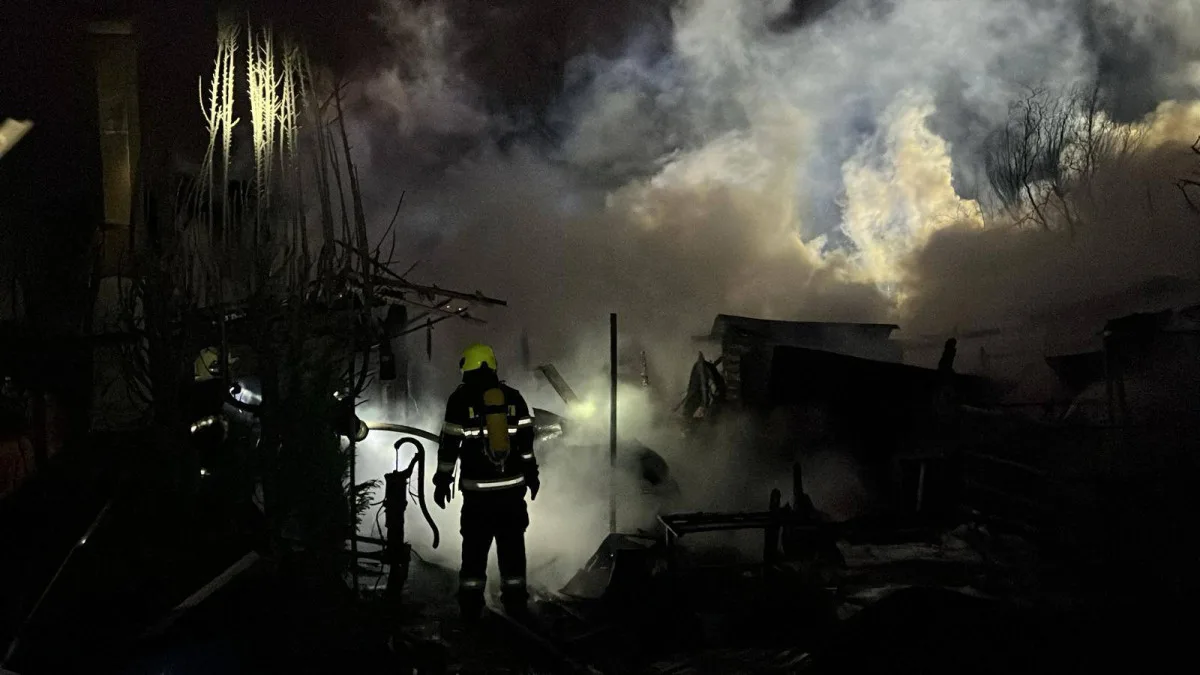Při požáru dvou chat v Přerově explodovala plynová lahev, zásah komplikoval vítr