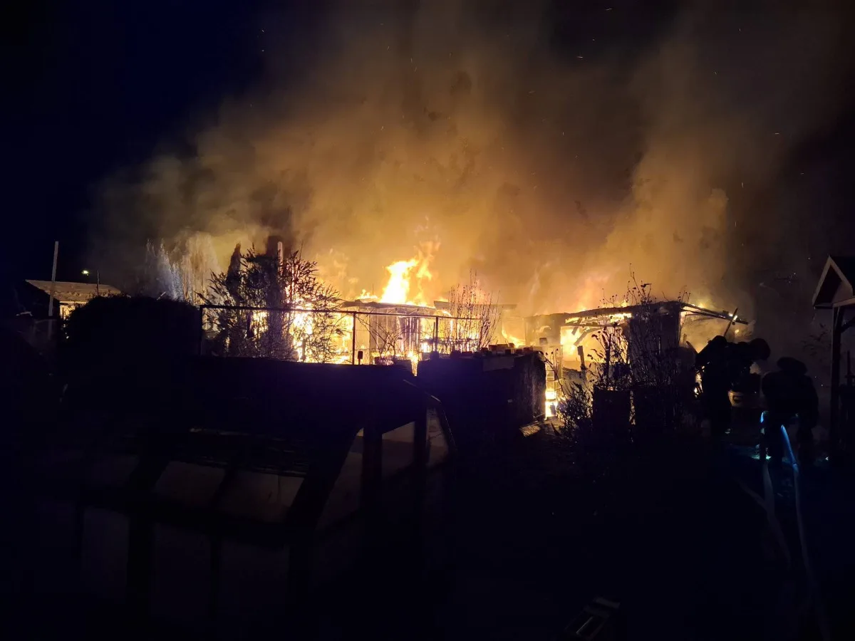 Při požáru dvou chat v Přerově explodovala plynová lahev, zásah komplikoval vítr