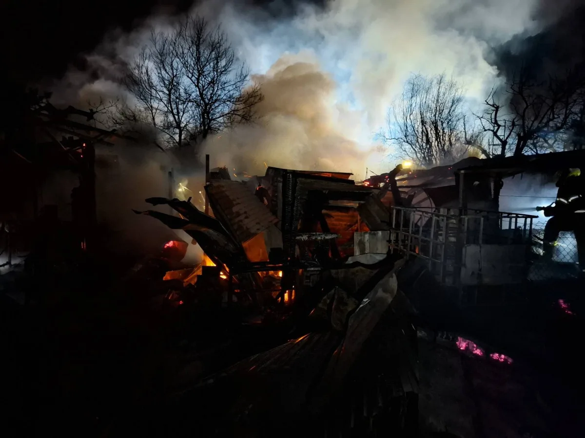Při požáru dvou chat v Přerově explodovala plynová lahev, zásah komplikoval vítr