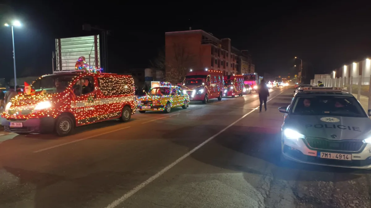 FOTO, VIDEO: Svítící nádhera v ulicích. Stovky lidí v Prostějově sledovaly tradiční Vánoční jízdu