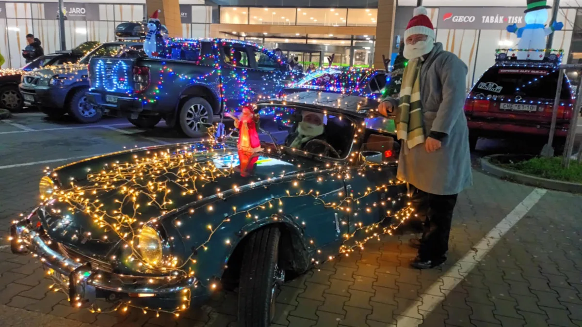 FOTO, VIDEO: Svítící nádhera v ulicích. Stovky lidí v Prostějově sledovaly tradiční Vánoční jízdu