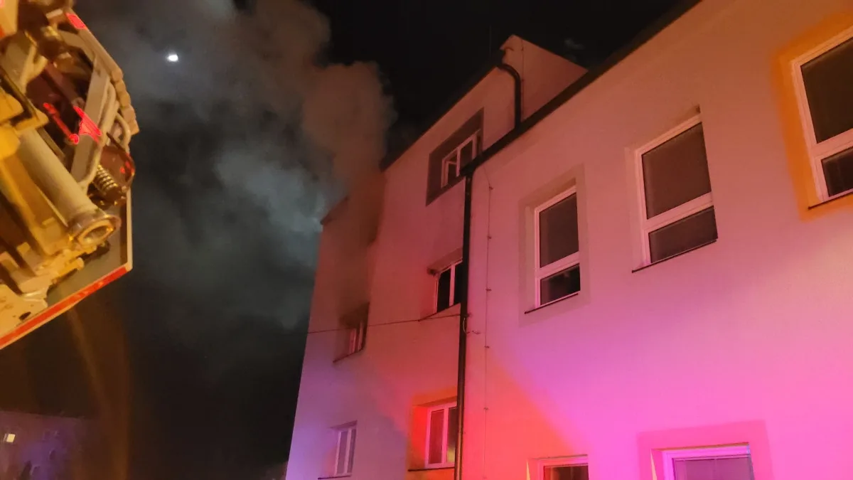 Hořela základní škola v Lutíně. Obyvatele a psa hasič dostávali ven okny, nadýchali se kouře