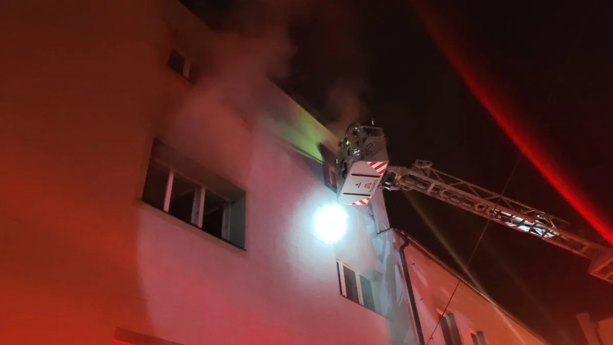 Hořela základní škola v Lutíně. Obyvatele a psa hasič dostávali ven okny, nadýchali se kouře