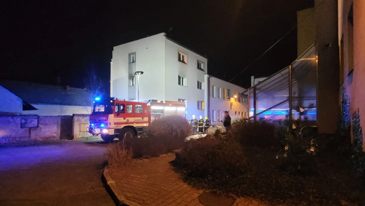 Hořela základní škola v Lutíně. Obyvatele a psa hasič dostávali ven okny, nadýchali se kouře