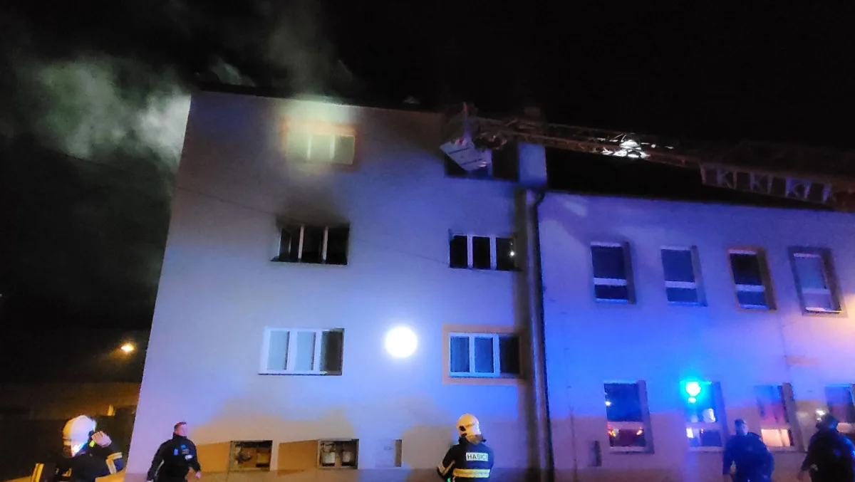 Hořela základní škola v Lutíně. Obyvatele a psa hasič dostávali ven okny, nadýchali se kouře