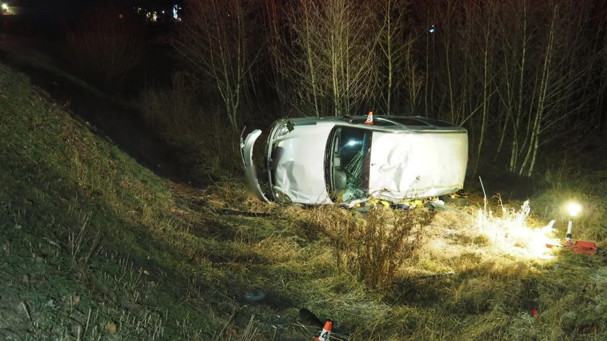Mladá žena vyletěla z havarovaného auta, které u Bludova spadlo ze svahu. Nebyla připoutaná