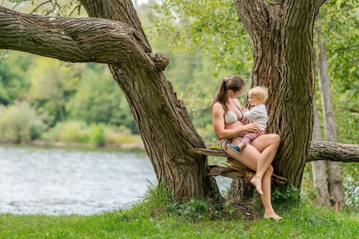 FOTOGALERIE: Kalendář vzpěraček z Hané je plný odvážných fotek. Část výtěžku šlo na charitu