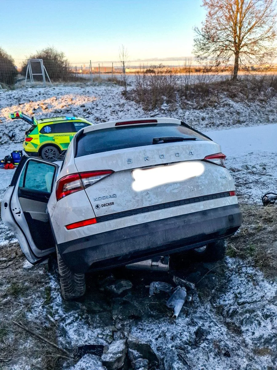 Po ošklivé nehodě na dálnici u Velkého Týnce zůstaly v autě zaklíněné čtyři osoby