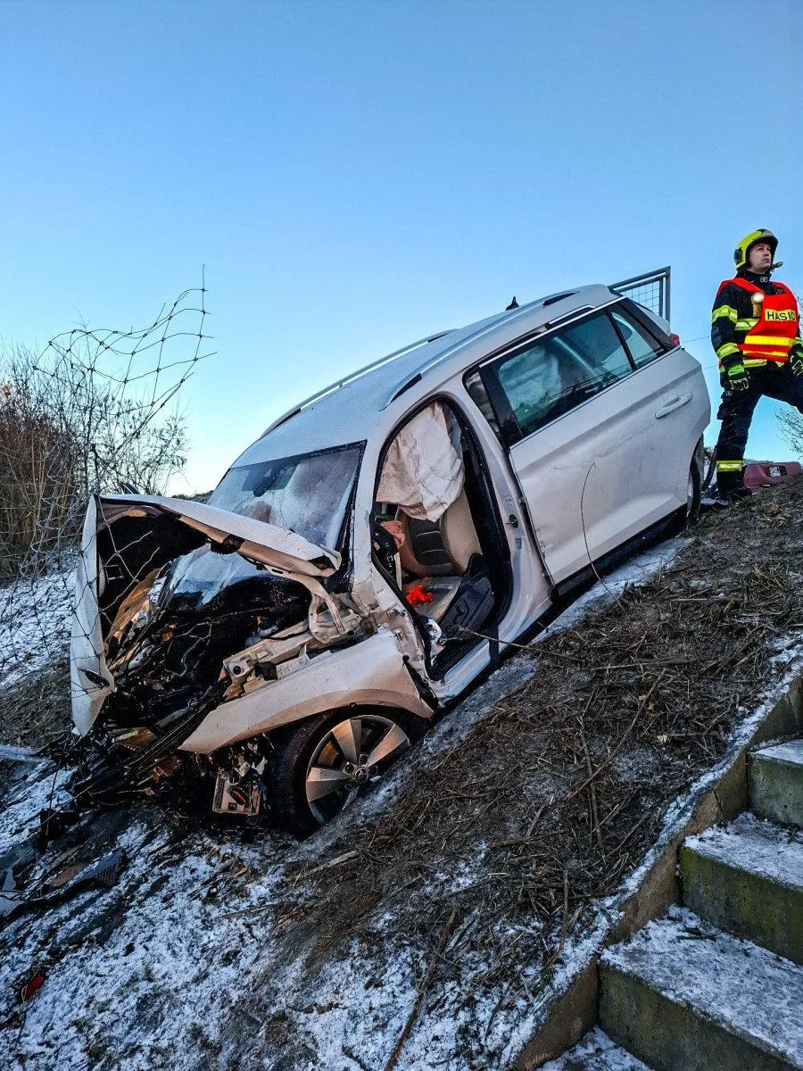 Po ošklivé nehodě na dálnici u Velkého Týnce zůstaly v autě zaklíněné čtyři osoby
