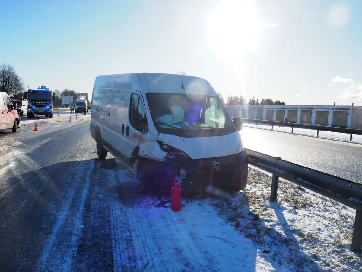 Řidiči podcenili sněžení. Hromadná nehoda u Mohelnice, kamiony zablokované na dálnici