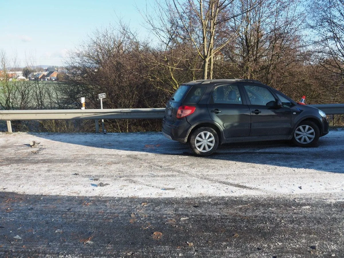 Řidiči podcenili sněžení. Hromadná nehoda u Mohelnice, kamiony zablokované na dálnici