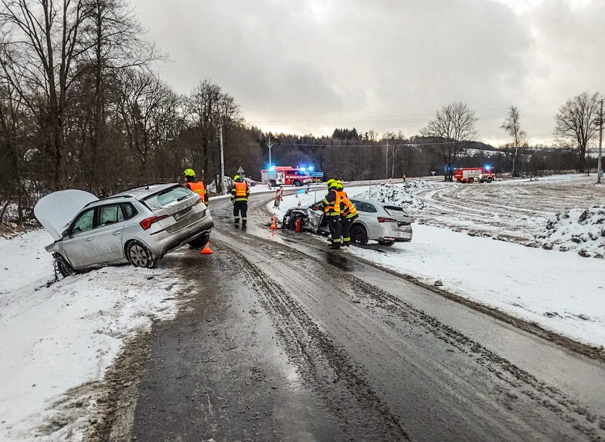 Řidiči podcenili sněžení. Hromadná nehoda u Mohelnice, kamiony zablokované na dálnici