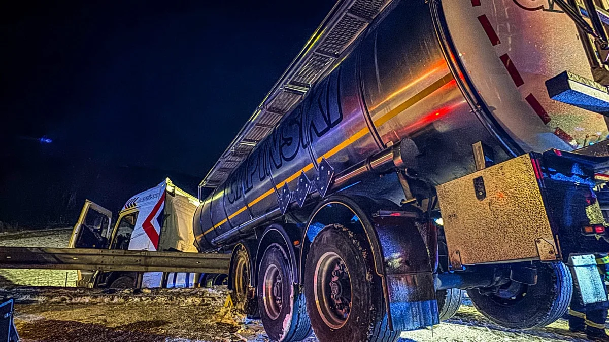 Řidiči podcenili sněžení. Hromadná nehoda u Mohelnice, kamiony zablokované na dálnici