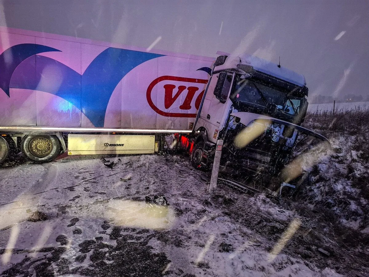 Řidiči podcenili sněžení. Hromadná nehoda u Mohelnice, kamiony zablokované na dálnici