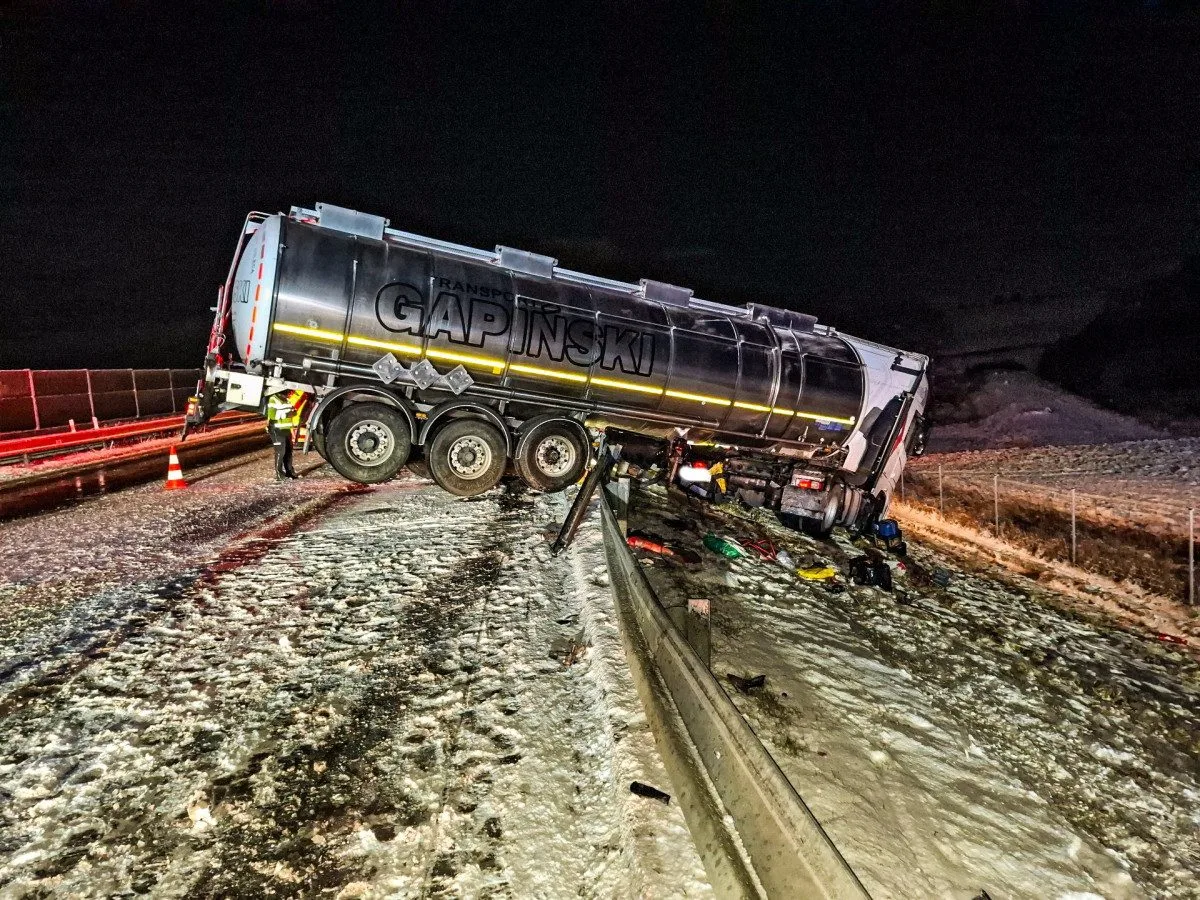 Řidiči podcenili sněžení. Hromadná nehoda u Mohelnice, kamiony zablokované na dálnici