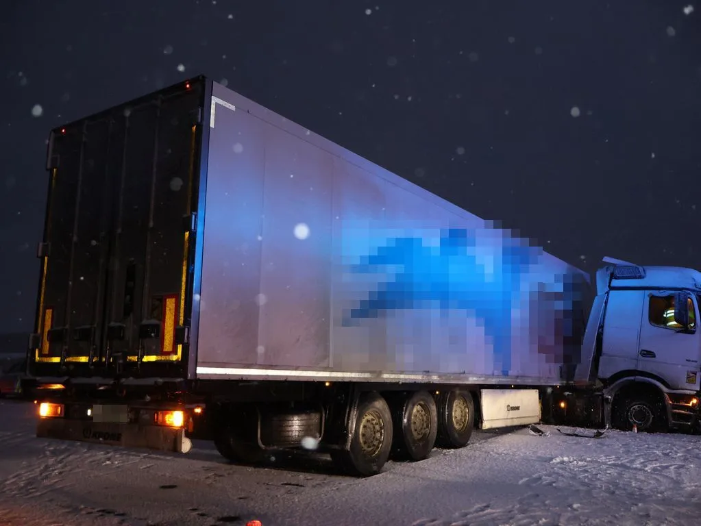 Řidiči podcenili sněžení. Hromadná nehoda u Mohelnice, kamiony zablokované na dálnici