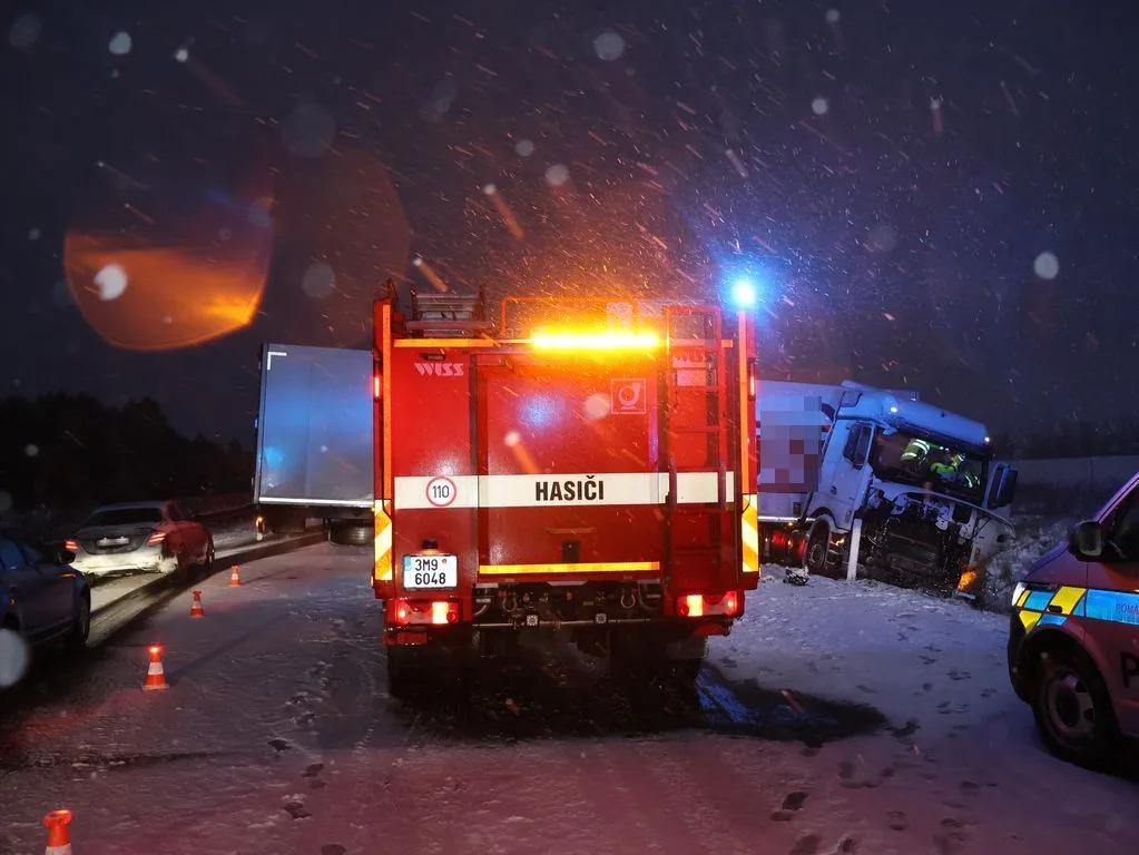 Řidiči podcenili sněžení. Hromadná nehoda u Mohelnice, kamiony zablokované na dálnici