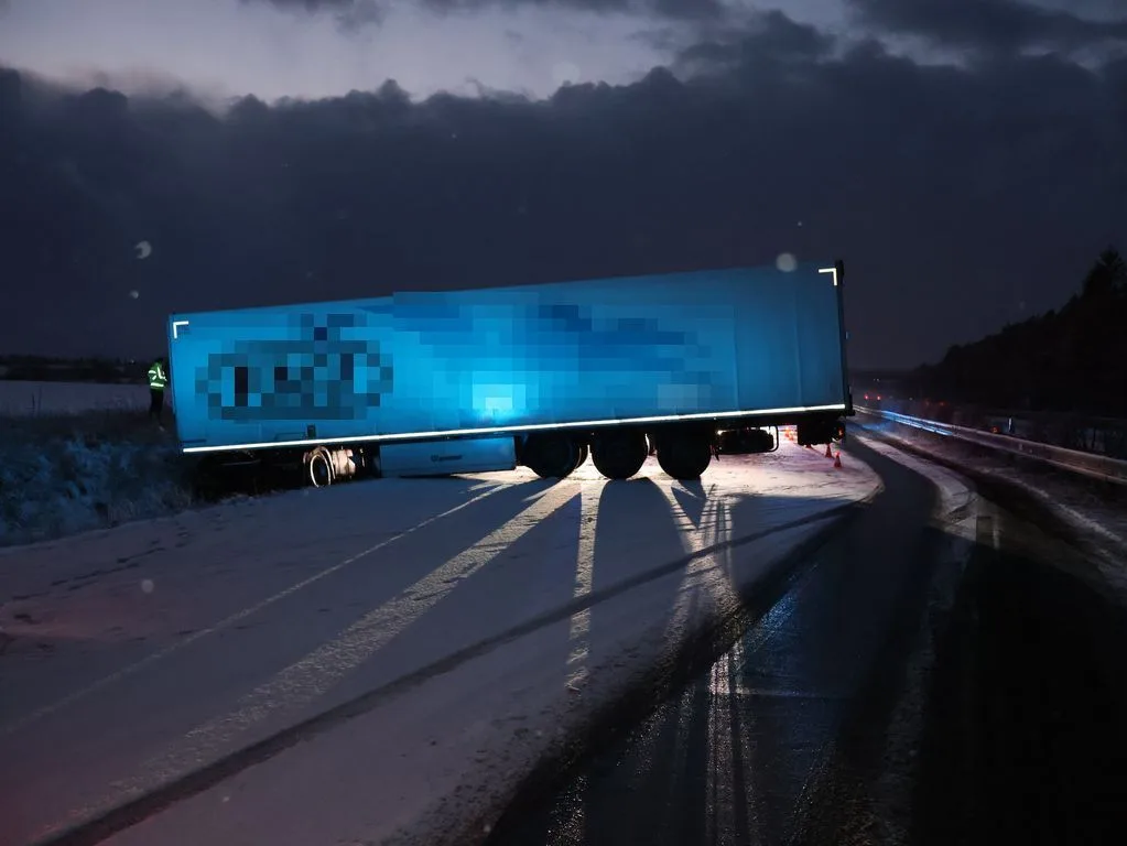Řidiči podcenili sněžení. Hromadná nehoda u Mohelnice, kamiony zablokované na dálnici