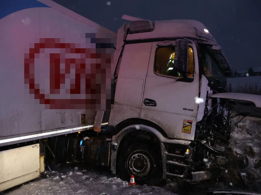Řidiči podcenili sněžení. Hromadná nehoda u Mohelnice, kamiony zablokované na dálnici