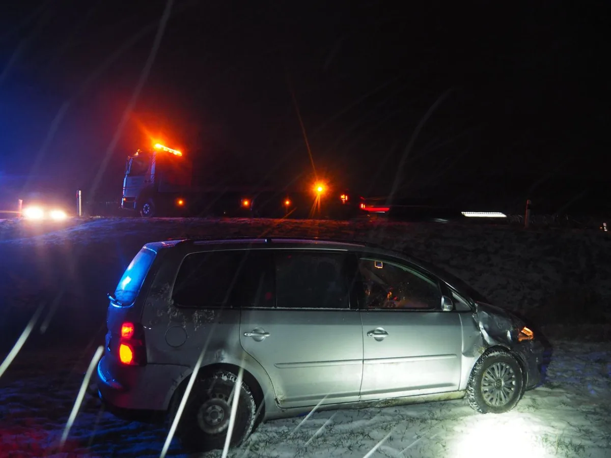 Řidiči podcenili sněžení. Hromadná nehoda u Mohelnice, kamiony zablokované na dálnici