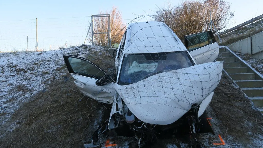 Řidiči podcenili sněžení. Hromadná nehoda u Mohelnice, kamiony zablokované na dálnici