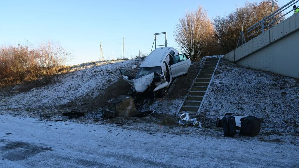 Řidiči podcenili sněžení. Hromadná nehoda u Mohelnice, kamiony zablokované na dálnici