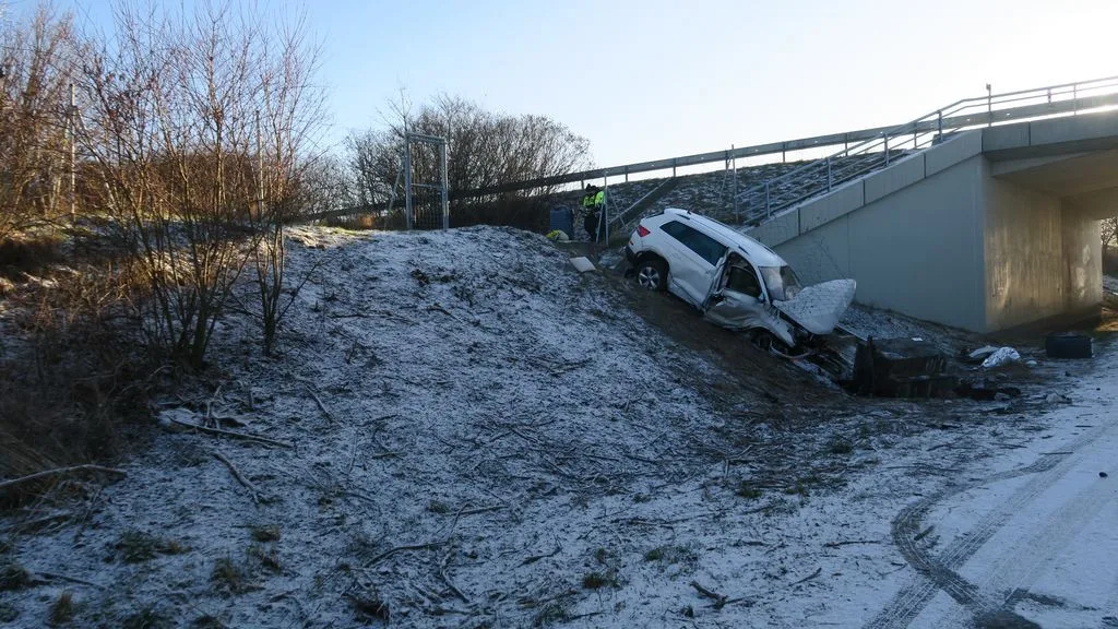 Řidiči podcenili sněžení. Hromadná nehoda u Mohelnice, kamiony zablokované na dálnici