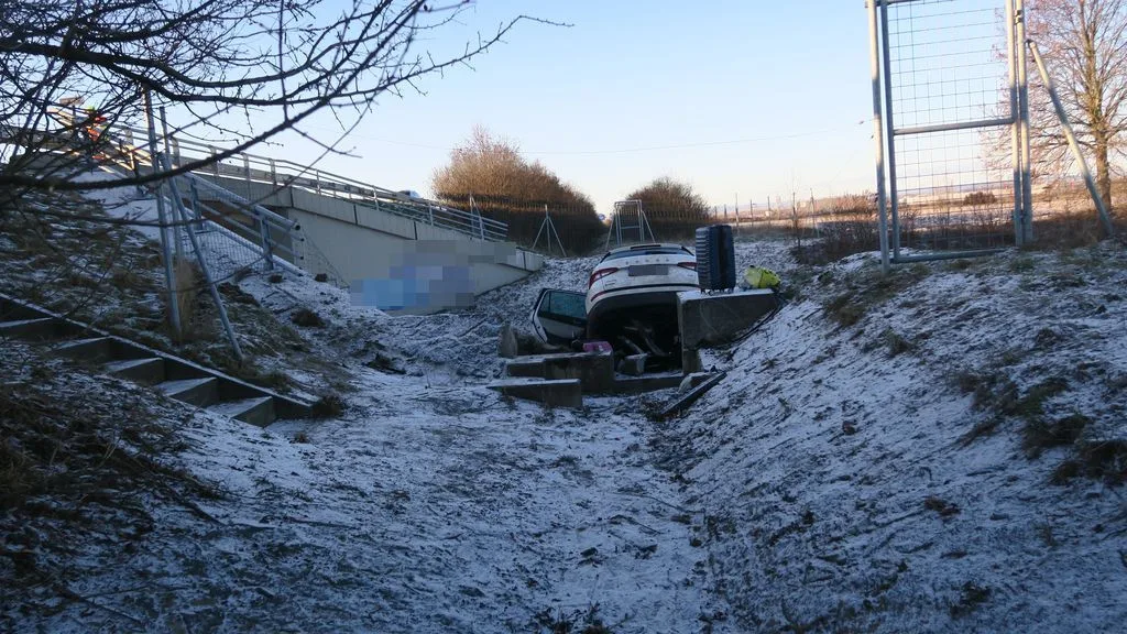 Řidiči podcenili sněžení. Hromadná nehoda u Mohelnice, kamiony zablokované na dálnici