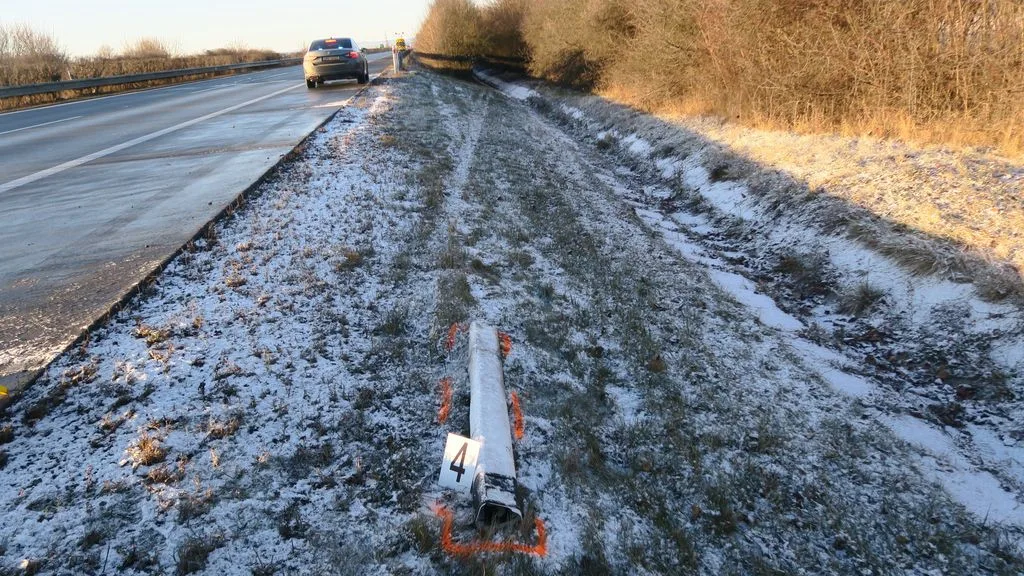 Řidiči podcenili sněžení. Hromadná nehoda u Mohelnice, kamiony zablokované na dálnici