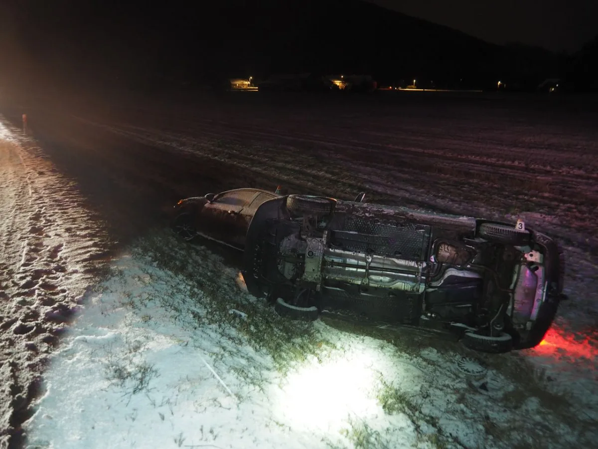 Řidiči podcenili sněžení. Hromadná nehoda u Mohelnice, kamiony zablokované na dálnici