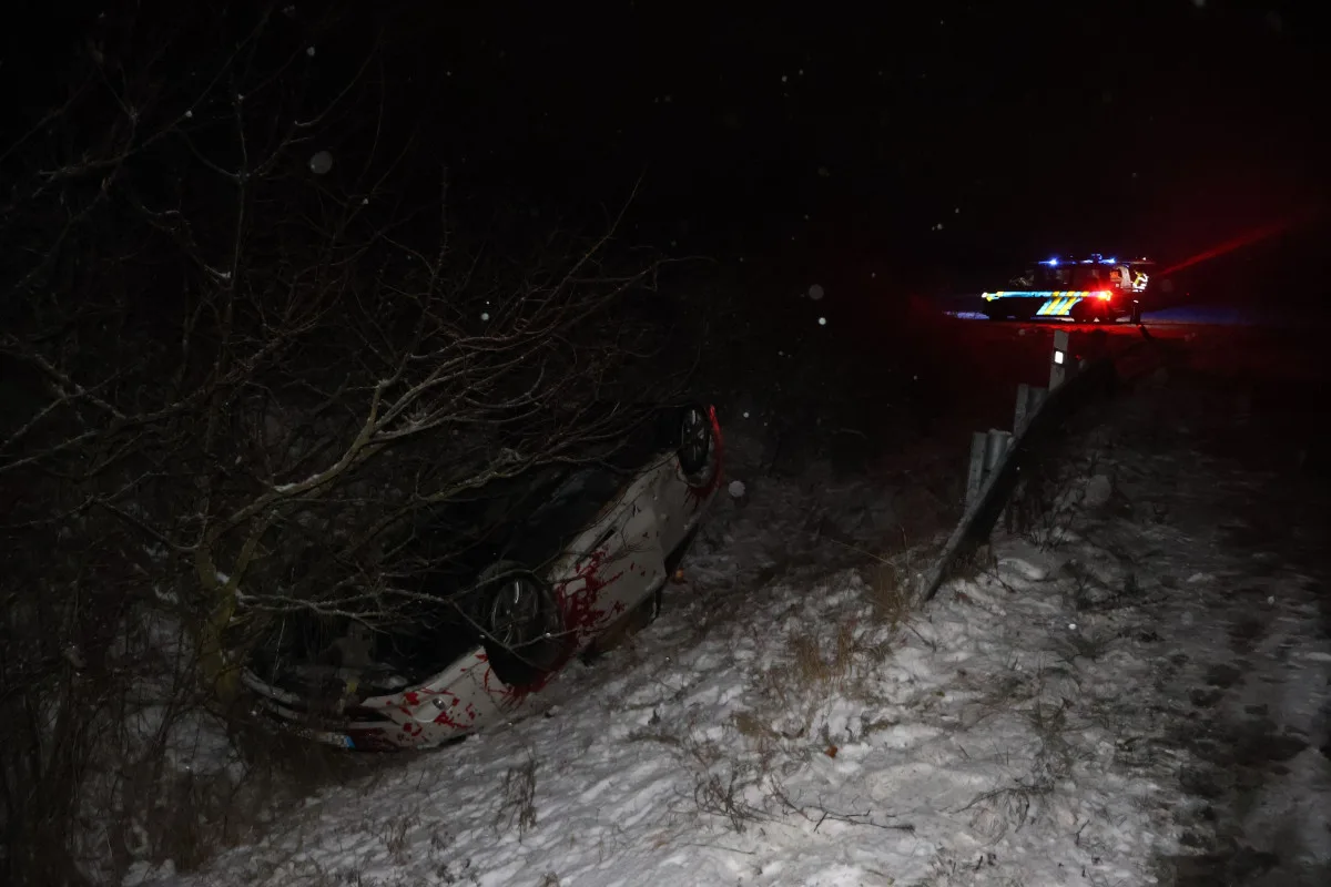 Notně opilý řidič převrátil na Nový rok u Nemilan auto na střechu. Skončil v nemocnici