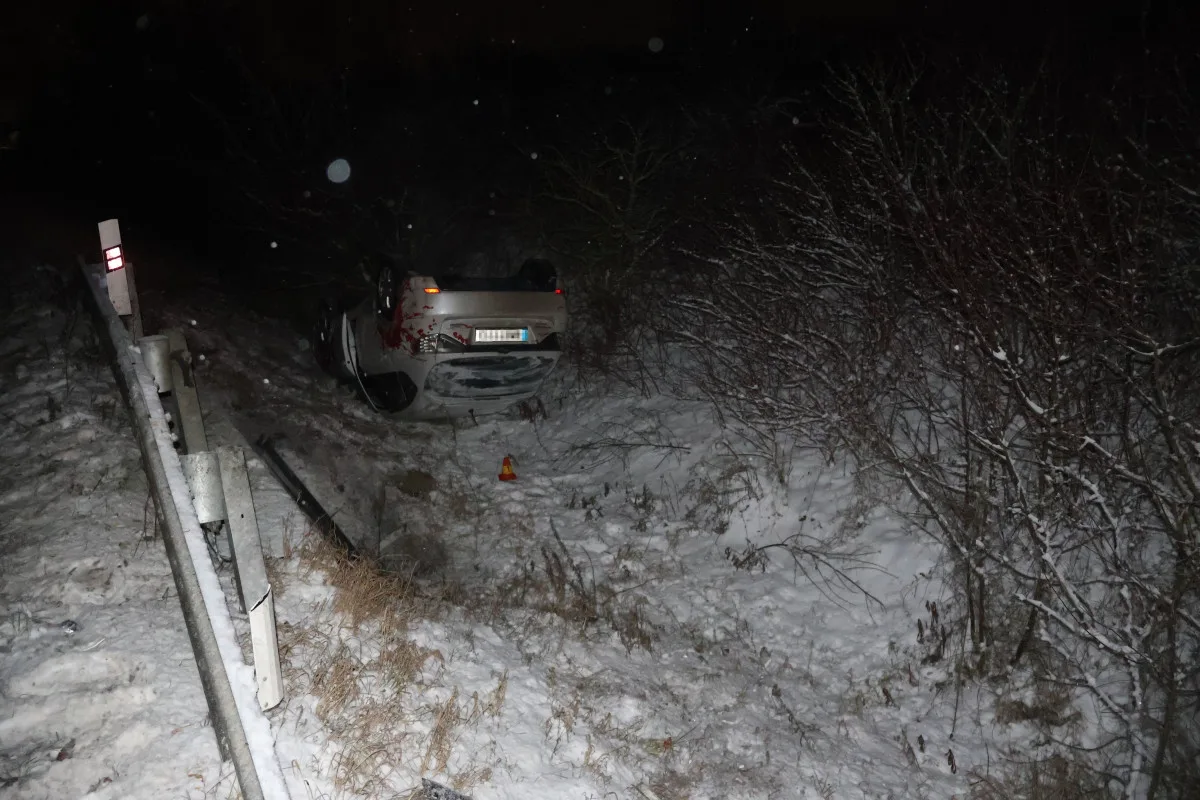 Notně opilý řidič převrátil na Nový rok u Nemilan auto na střechu. Skončil v nemocnici
