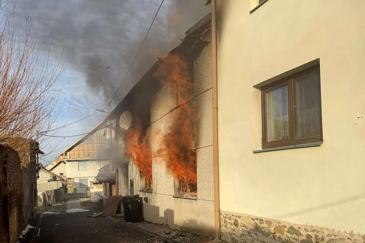 Tragédie na Prostějovsku: z hořícího domu vynesli ženu, podlehla těžkým zraněním
