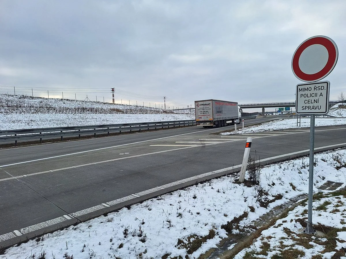 Někteří řidiči využívají i služební sjezd z dálnice, kde pro ně platí zákaz vjezdu