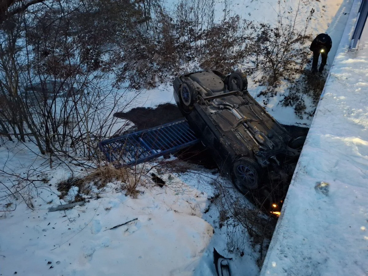 Auto ve srázu i v potoce. Sníh potrápil řidiče v Olomouckém kraji