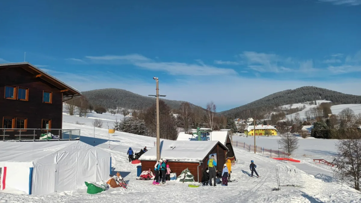 FOTOGALERIE: Do Jeseníků se vrátila pravá ladovská zima, slunce i sněžení. Hory zaplavili lyžaři