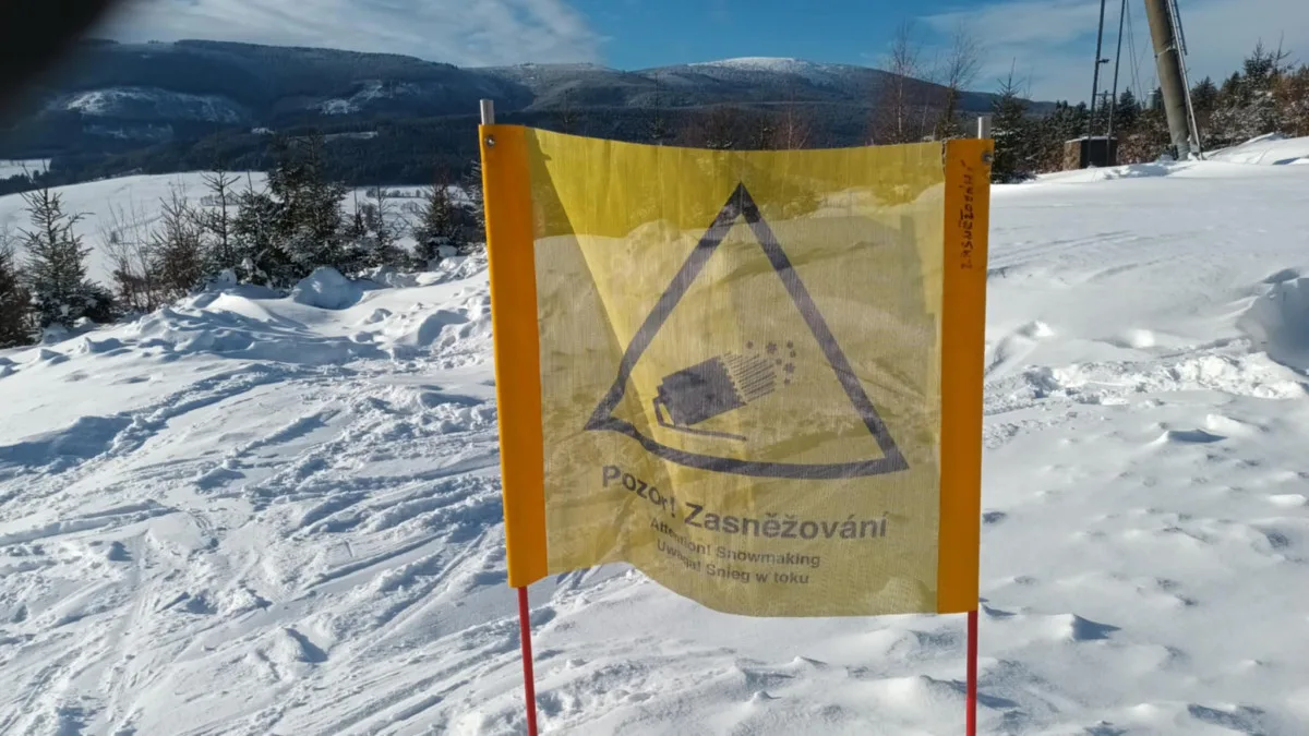 FOTOGALERIE: Do Jeseníků se vrátila pravá ladovská zima, slunce i sněžení. Hory zaplavili lyžaři
