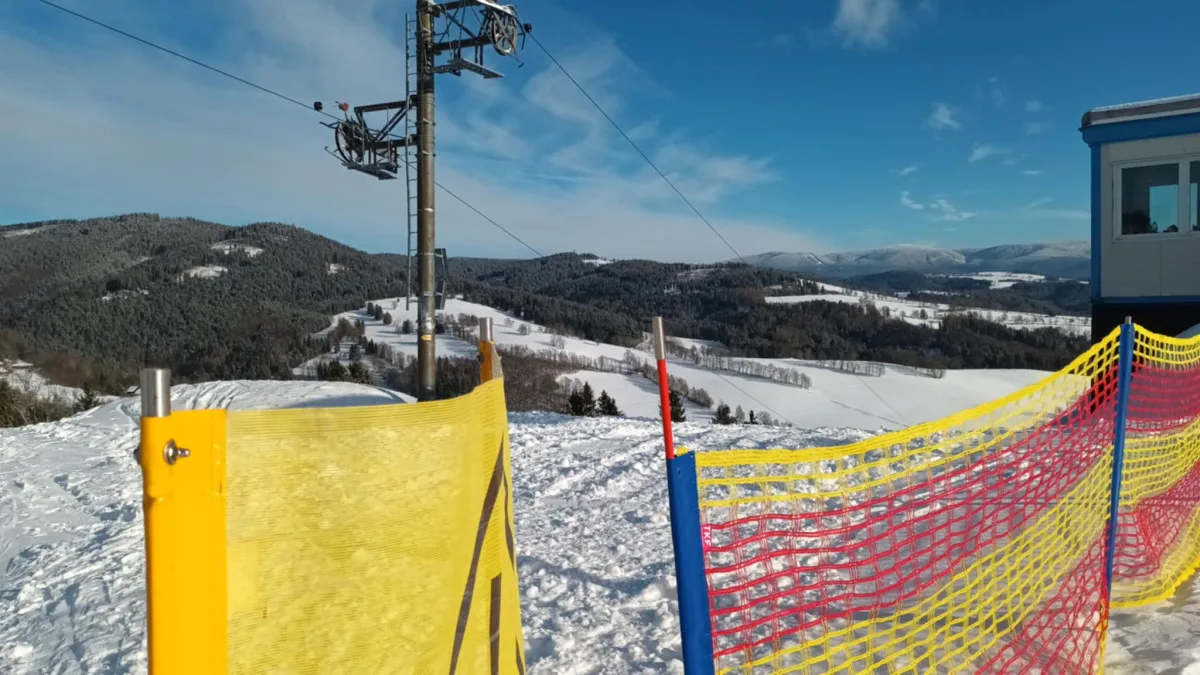 FOTOGALERIE: Do Jeseníků se vrátila pravá ladovská zima, slunce i sněžení. Hory zaplavili lyžaři