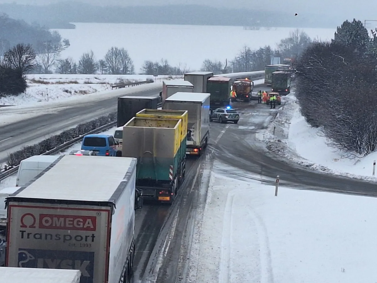 VIDEO: Auta v příkopech, nehody na dálnici. Kalamita zasáhla Olomoucký kraj