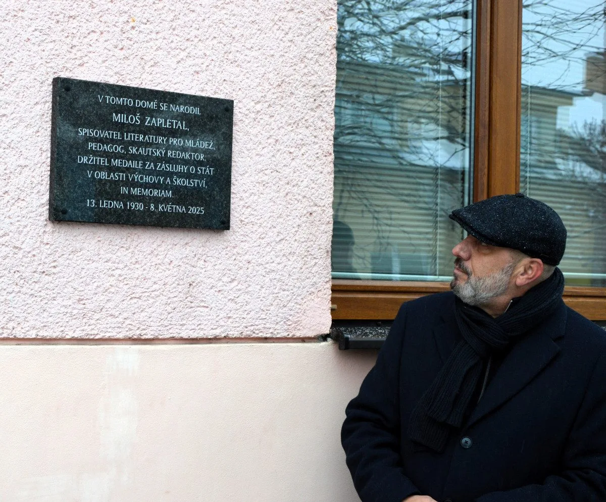 Legendě českého skautingu Miloši Zapletalovi odhalili na rodném domě pamětní desku