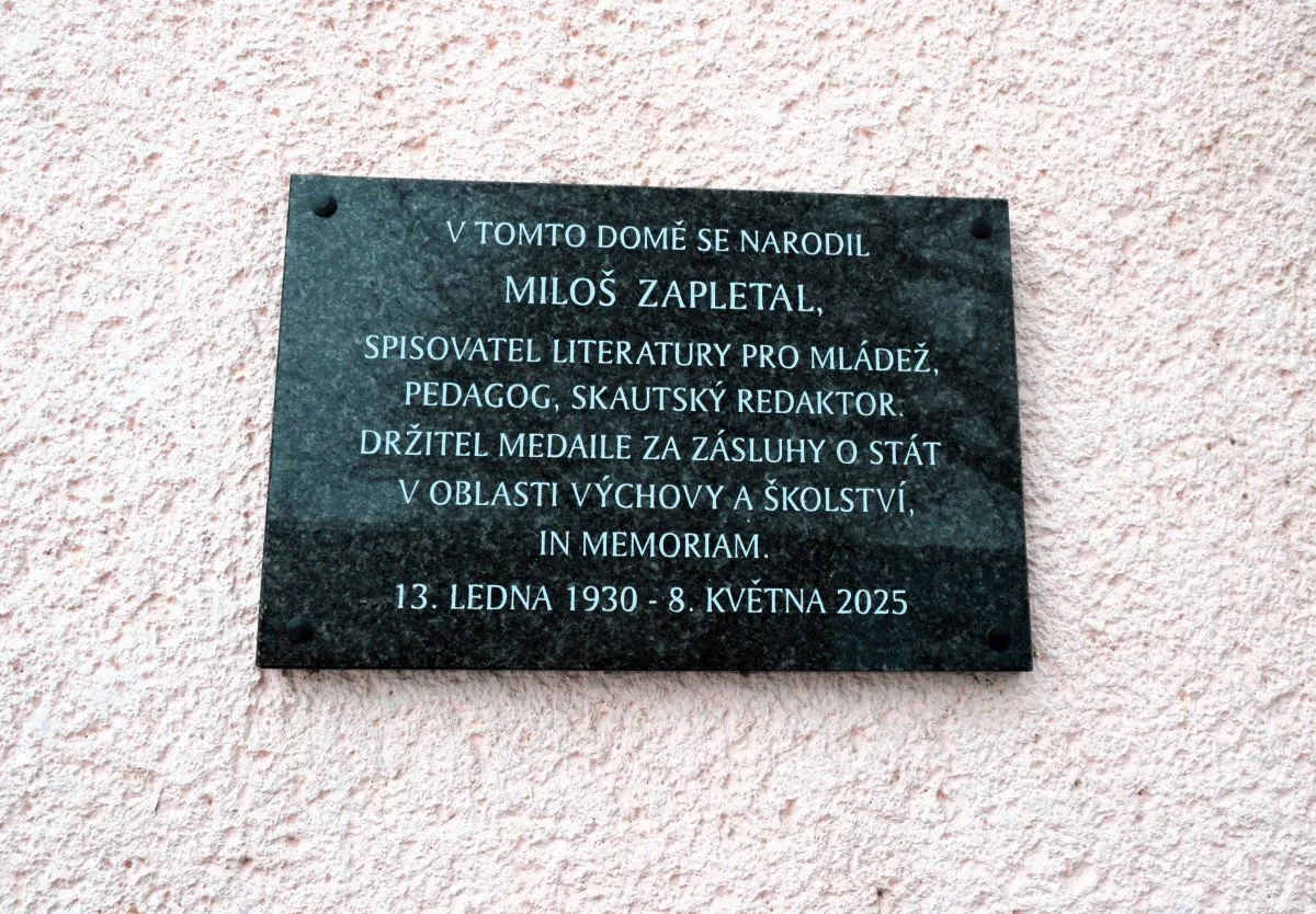 Legendě českého skautingu Miloši Zapletalovi odhalili na rodném domě pamětní desku